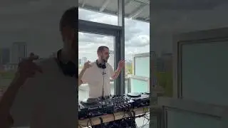 Invisible Conversations 🤛 Who Is He Talking To? 🤔#ukg #2step #ukgarage #ukbass #dj #djmix