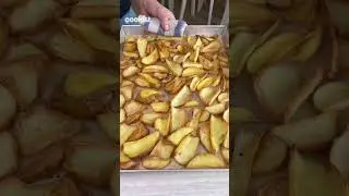 Patatine dippers con salsa cacio e pepe e guanciale: la ricetta facile pronta in pochi minuti
