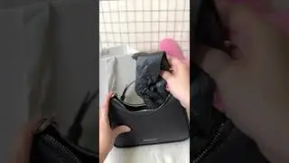 T&uacute;i đeo vai h&igrave;nh thang Lock & Key Chain -Noir | Charles&keith