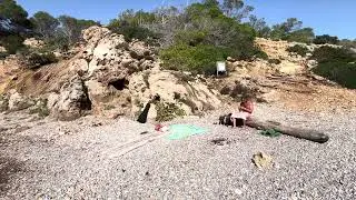 Après midi à la plage dans le nord d’Ibiza . Guitare et copains .