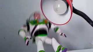 TOY STORY IN REAL LIFE WOODY EMPURRA BUZZ DA JANELA