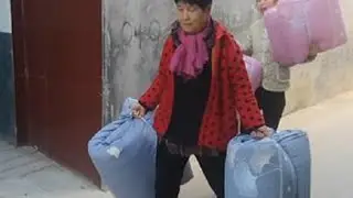 江西朋友订购了几双棉被，一大早老爸老妈都忙活了起来，一家人在一块干劲十足。#棉花被 #新疆棉花