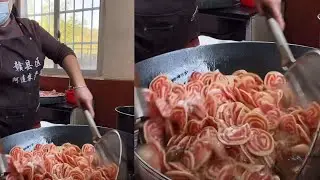 Cooking deep-fried crispy rice crackers, a traditional delicacy.