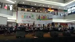 Luvina and friends playing piano performance in hartono mall solobaru