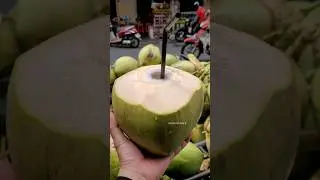 Coconut Master's amazing coconut cutting skills!!!