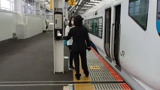 東海道線特急武蔵小杉駅での女性車掌動作MT