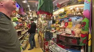Japanese novelty store - Kamakura Japan - Komachi Street - 360 video