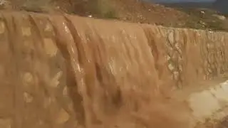شاهد .. عاصفة رعدية قوية تحول الشارع الرئيسي لمركز اوفوس بإقليم الرشيدية الى مجرى مائي