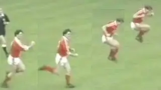 Bernie Slaven rude gesture makes John Hendrie jump!