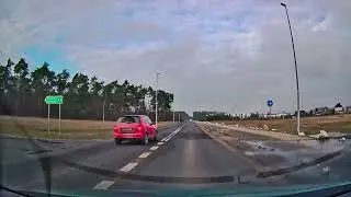 Kierowca pokazuje naprawdę wzorcowy przykład tego, jak nie powinno się wyprzedzać. 