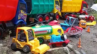 Mobil Truk Tronton Panjang Berbaris Muat Mobil Truk Excavator Truk pasir Slender Buldoser oleng Tayo