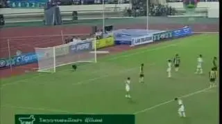 Lao midfielder, Kanlaya's long shoot outside penalty box