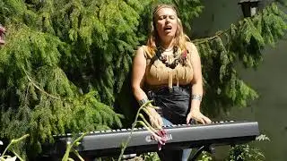 Sangerin und Keyboarderin Aldona - Indian Vocalise 3