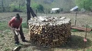Hacer una le&ntilde;era redonda - Building a round woodpile - Een ronde houtmijt maken