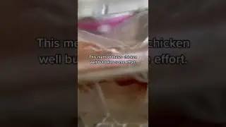 Безопасное размораживание курицы в холодной воде требует усилий, но это эффективно.