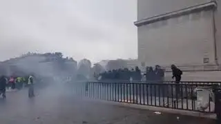 Agression d'un #CRS place de l'&eacute;toile Paris Champs-Elys&eacute;es #giletsjaunes #acte3
