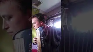 Lo&iuml;c krasker piaf l accord&eacute;oniste (vite f dans le camping)