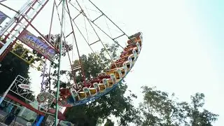 Bunda Naik Wahana Ekstrim Kora Kora