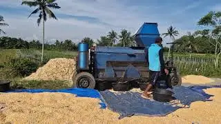 WATCH THIS FARMER GRIND HUNDREDS OF CORN QUICKLY WITH ADVANCED MACHINE! - Agriculture Farming