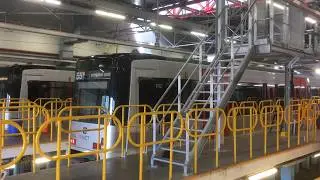 GVB M4 metrostel 102 rijd de Lijnwerkplaats van het GVB binnen
