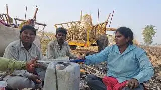 रानात गेल्यावर जेवन करतानी संगम मनतो आई तु जे मनचीण ते ऐकतो मी घी मग सुनबाई चा मुखा 😜😂