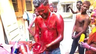 Hamare colony mein sabhi doston ke sath jabardast pakka rang se holi putai chal raha hai full enjoy 