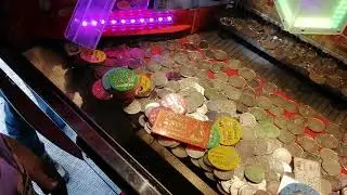 Dikke stapel valt omver in pusher op de kermis in roden