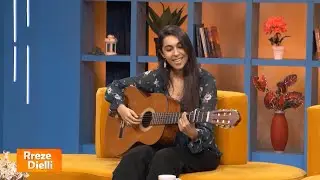 Këndon brenda dollapit / Arsyeja do ju habisë!