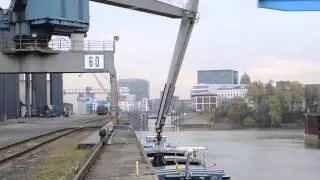 Beladung INSPE IV in D&uuml;sseldorf Hafenkran