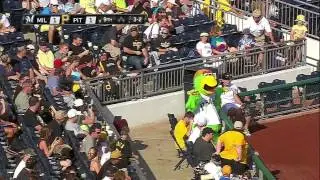 2013/06/30 Pirate Parrot falls over railing