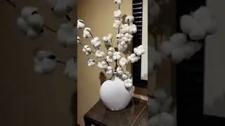 Serena Williams reacts to cotton plant decoration in hotel