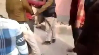 Fight between a man and police in Hajipur Bihar