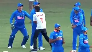 Ms dhoni Fan in ground during Ind vs Aus match | Ms dhoni fun with fan |  Fan touches ms dhoni feet|