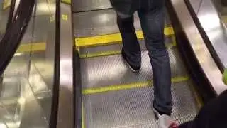 Как остановить эскалатор ногами