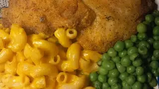 Keep it simple, fried chicken thighs #oldschool #friedchicken #gamenight #food #subscribe 
