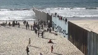 Fl&uuml;chtlinge aus Mittelamerika erklimmen Grenzzaun