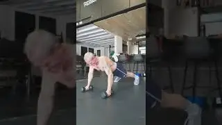 Dumbbell push up geschroefd
