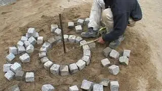 STENS&Auml;TTAREN 2 TEKNIK 6 EN CIRKEL AV SM&Aring;GATSTEN