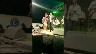 Mugataliko nfuufu.omuwala awadde Chris Evans kiss ku stage