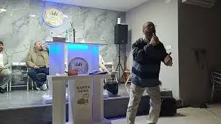 Iglesia de la Trinidad, obrero David predicando 