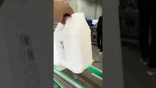Double sided square bucket labeling machine Oil drum labeling #packingmachine #labelingmachine