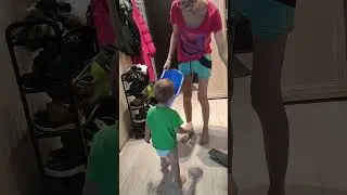 Помогаю маме убираться ))  I help my mom clean up )  #shorts #shortsvideo #funny #kids #cute