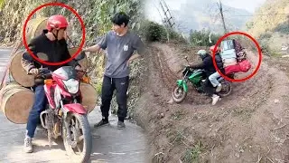 A kind motorcyclist helped a man transport timber up a narrow cliffside road free of charge.#funny