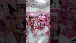 'Decora&ccedil;&atilde;o Minniemalista': Mulher viraliza com casa toda decorada com tema Minnie