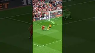 Suarez DANCES with the defenders