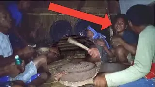 Ekspresi Pemuda Sumba Memainkan Alat Musik Tradisional Sumba