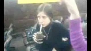 Chanto tomando mate en la Facultad
