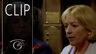 La comunidad - Clip Julia encuentra el dinero  y al salir se encuentra con Ramona
