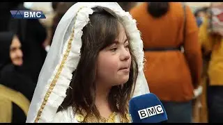 منداڵێکی داون گۆرانییەک پێشکەشی کەناڵی بی ئێم سی دەکات