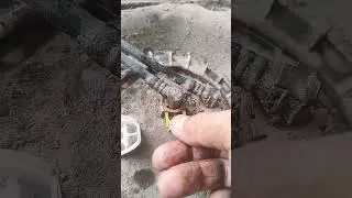 como soltar o conector da bomba de combust&iacute;vel Hilux 2015